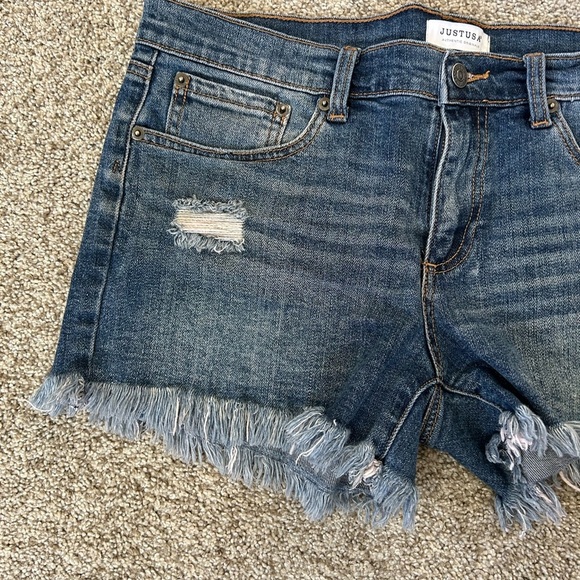JUSTUSA cut off raw hem jeans shorts. Minor distressing. Stretch. Medium rise - Picture 3 of 10